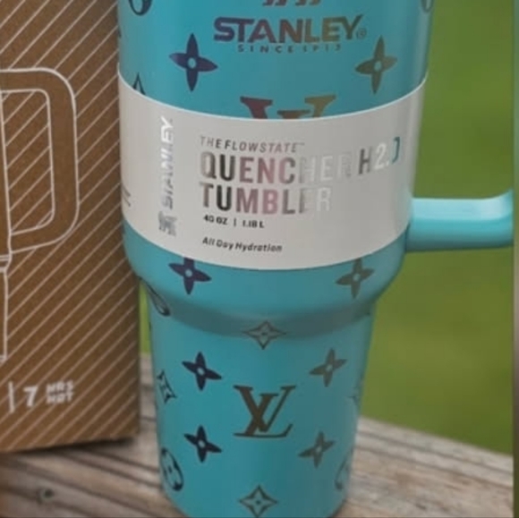 Stanley × LV NWT/BOX 40 OZ TUMBLER - Picture 3 of 3